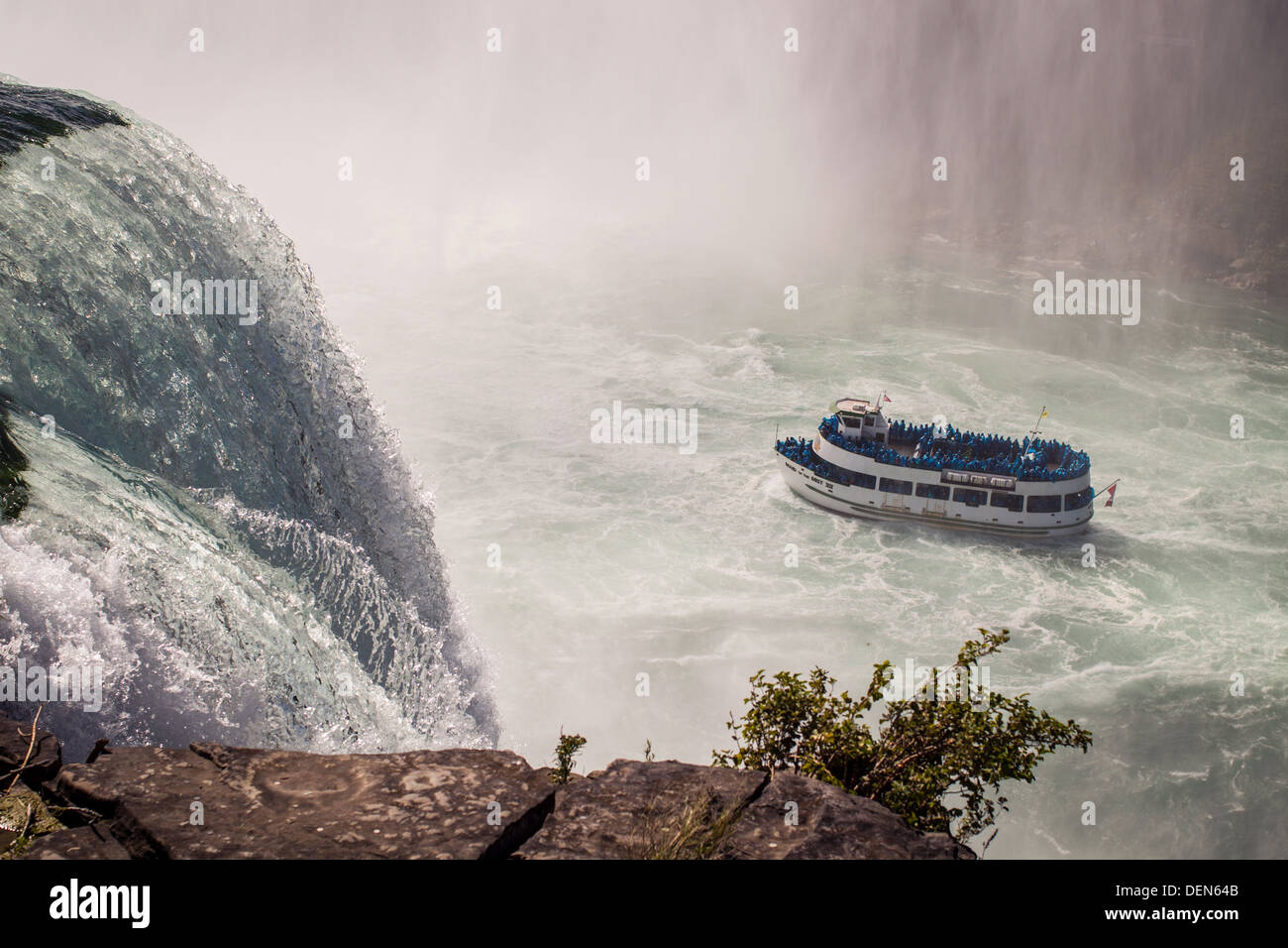 Ein Blick auf die Niagarafälle und das Mädchen des Nebels Boot von Niagara Falls State Park in New York. Stockfoto