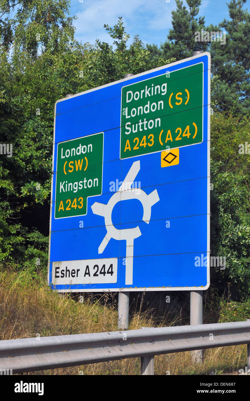 Ein Kreisverkehr Verkehrsschild Verkehrslenkung Dorking und Südlondon. Stockfoto