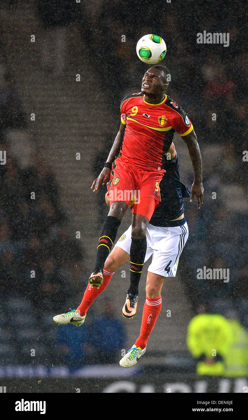 Glasgow, Vereinigtes Königreich. 6. September 2013. 6. September 2013 tussles - Glasgow, Vereinigtes Königreich - Christian Benteke von Belgien mit Russell Martin - FIFA World Cup Qualifikation Gruppe A Spiel - Schottland vs Wales - Hampden Park Stadion - Glasgow - Schottland - 09.06.13 - Bild Simon Bellis/Sportimage. © Csm/Alamy Live-Nachrichten Stockfoto