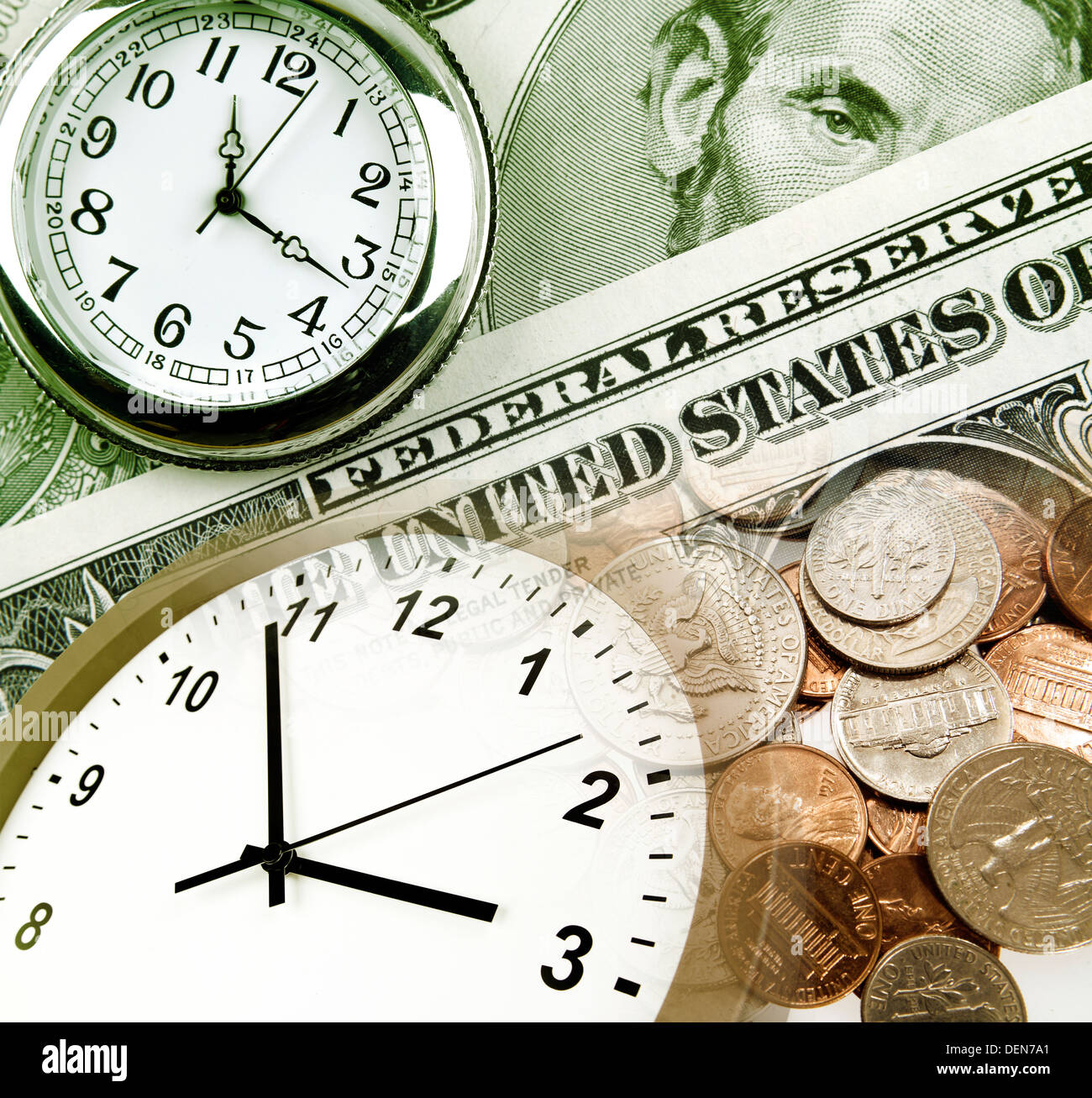Uhren, Banknoten und Münzen. Zeit ist Geld-Konzept Stockfoto