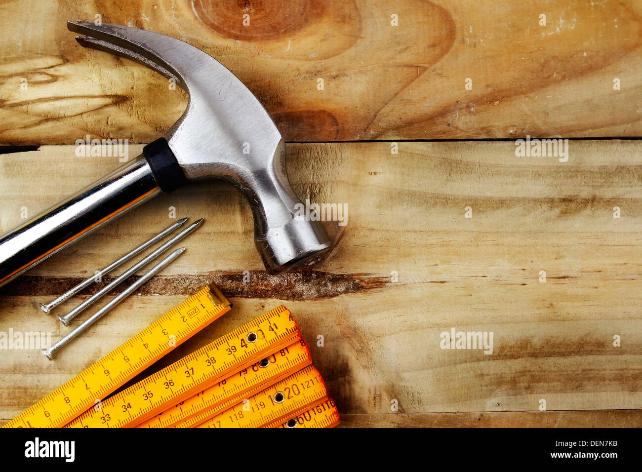 Nägel, Hammer und Zollstock Stockfoto