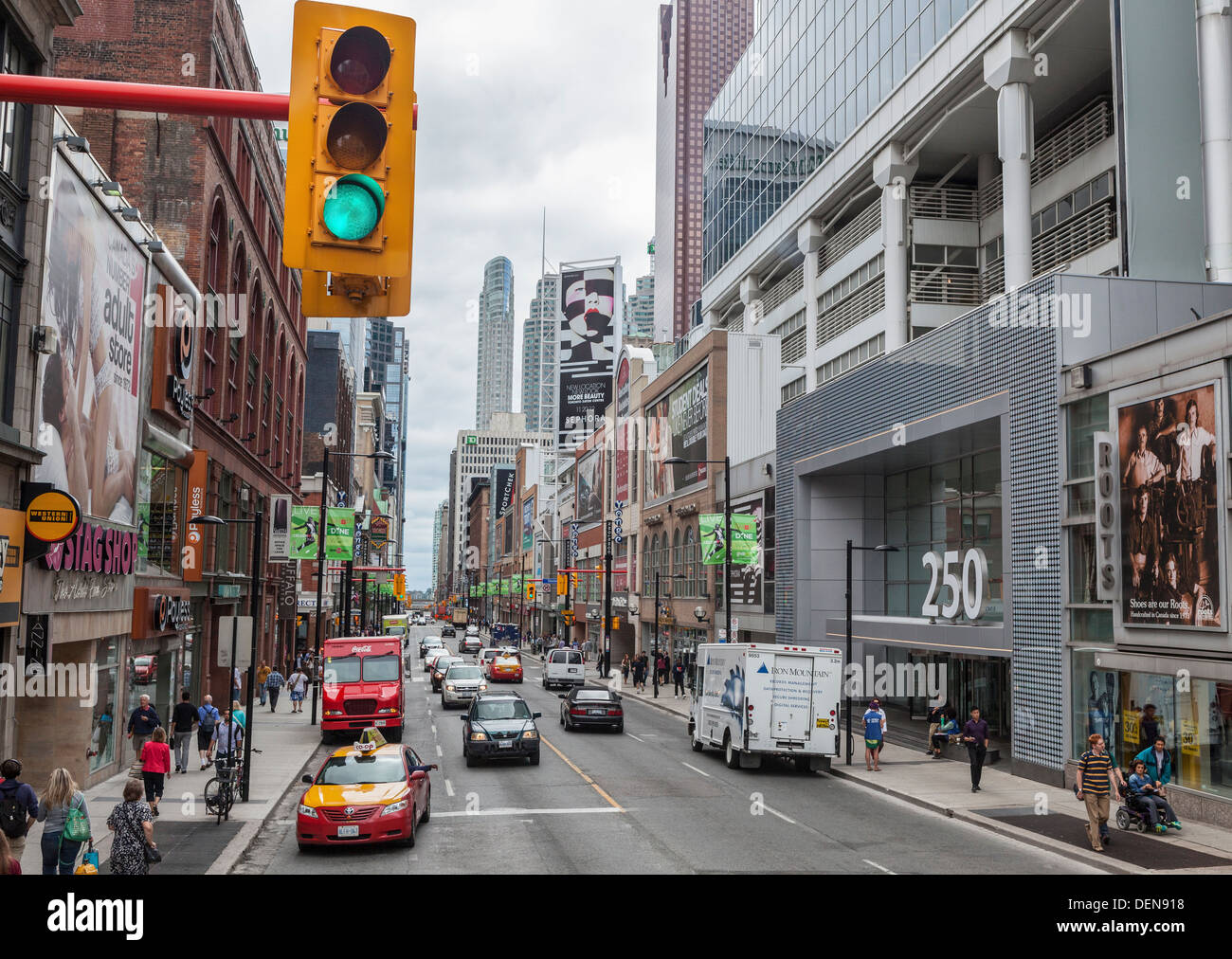 Blick auf Geschäfte, Läden, Geschäfte, Ampel - Yonge Street, Toronto Stockfoto