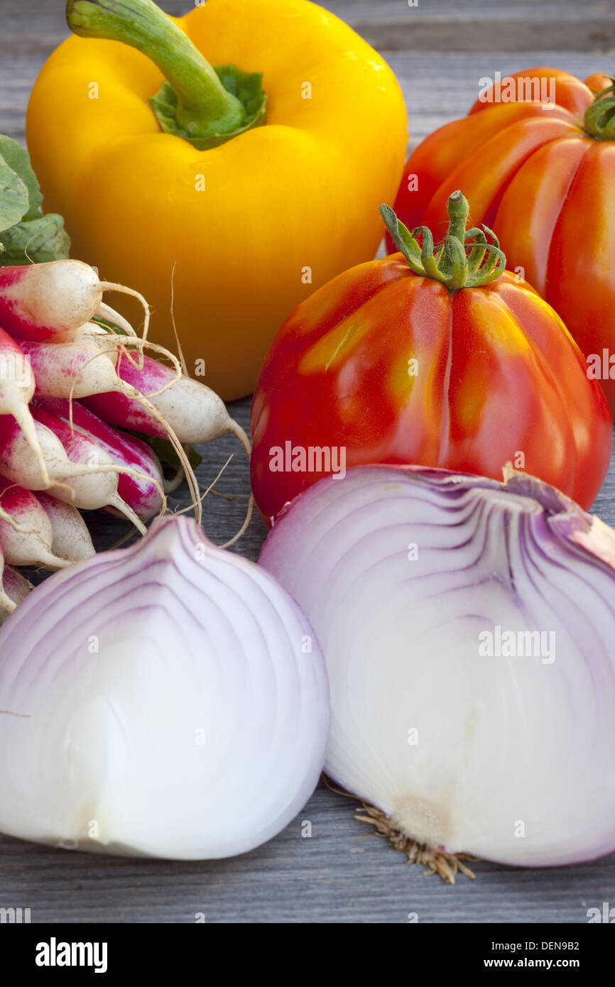 Frisches Gemüse mit Tomaten, roten Zwiebeln, Radieschen und Paprika aus dem Wochenmarkt auf einem alten Holztisch Stockfoto