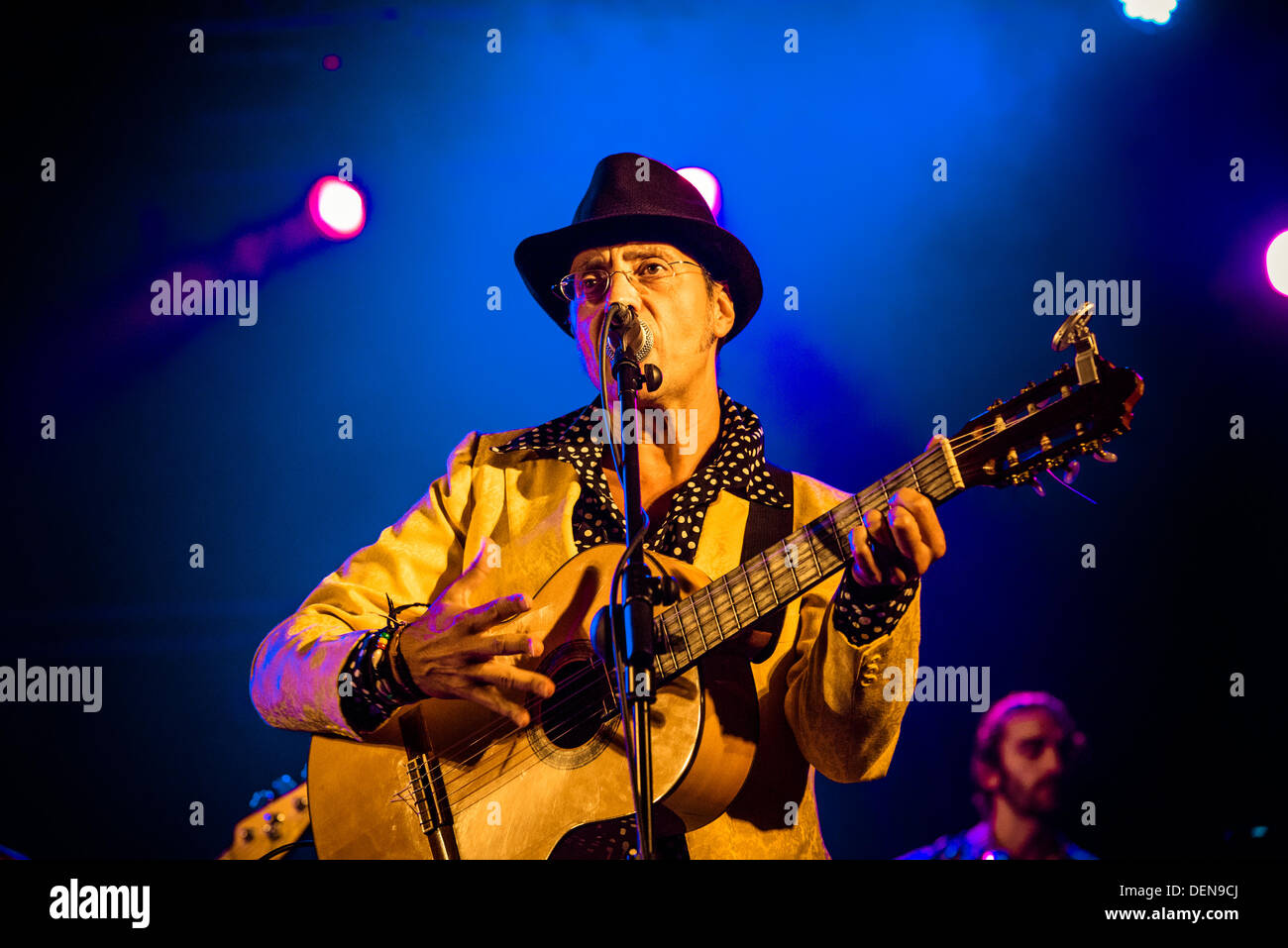 Barcelona, Spanien. 20. September 2013: Rogeli Herrero funktioniert live mit seiner Gruppe "Los Manolos", eine bekannte katalanische Rumba-Band, während die Merce 2013, Barcelonas Stadtfest Credit: Matthi/Alamy Live-Nachrichten Stockfoto