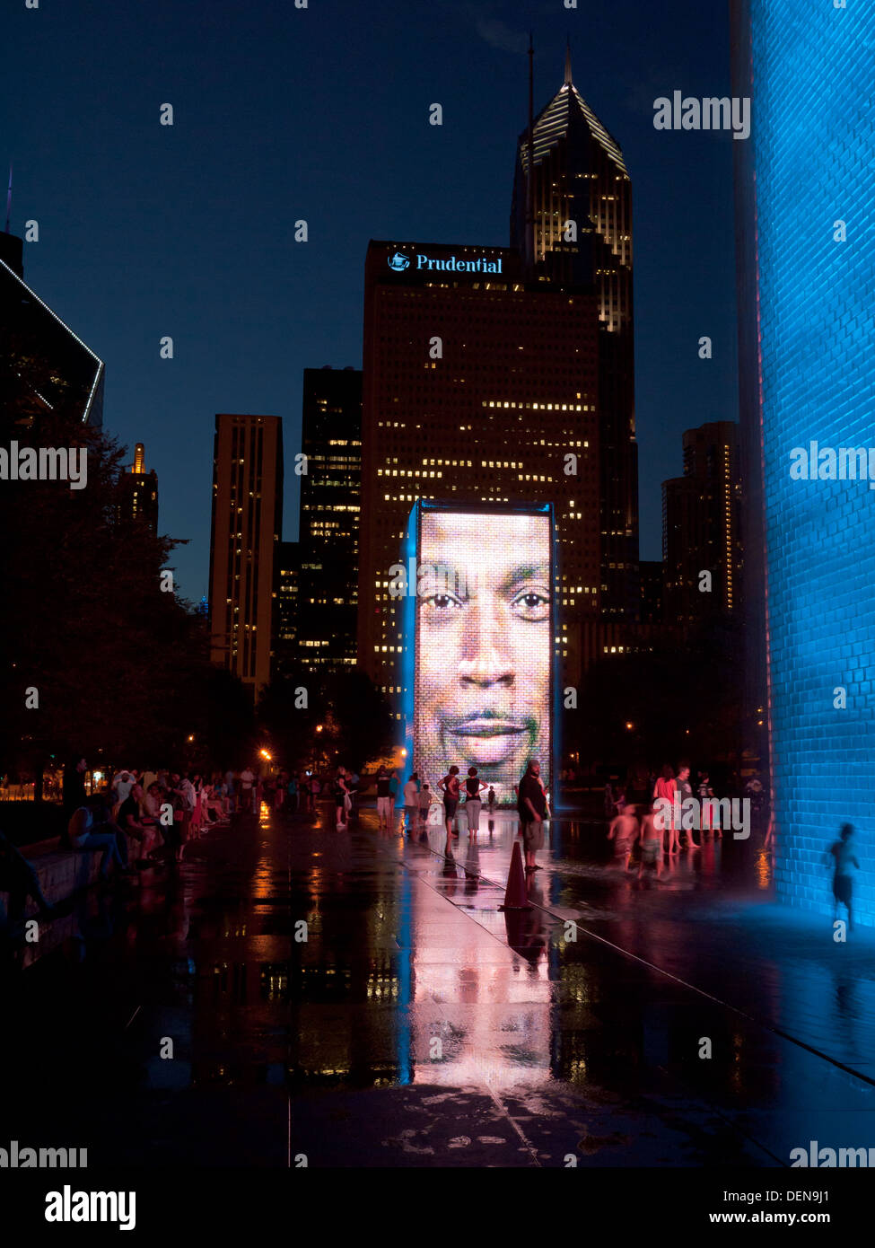 Die allseits beliebten Crown Fountain im Millennium Park in Chicago in einer heißen Nacht. Stockfoto