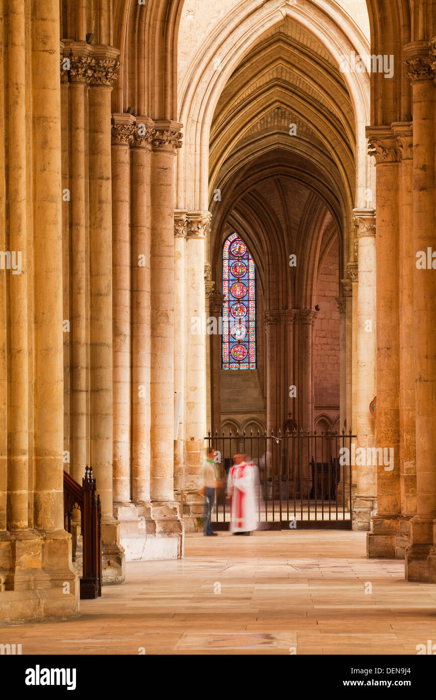 Ein Gang in der Kathedrale von Saint-Pierre-et-Saint-Paul de Troyes. Im gotischen Stil stammt aus rund 1200. Stockfoto