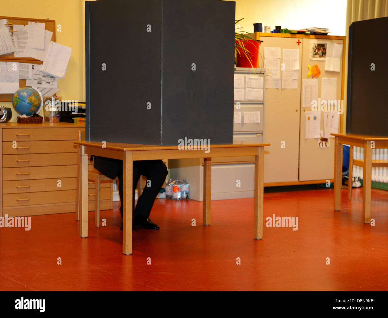 Berlin, Deutschland. 22. September 2013. Präsident Joachin Gauck Deutsch und Daniela Schadt, deutsche First Lady wirft ihre Stimmzettel für die 18. Bundestagswahl an Erich Kästner-Grundschule in Berlin. Stockfoto