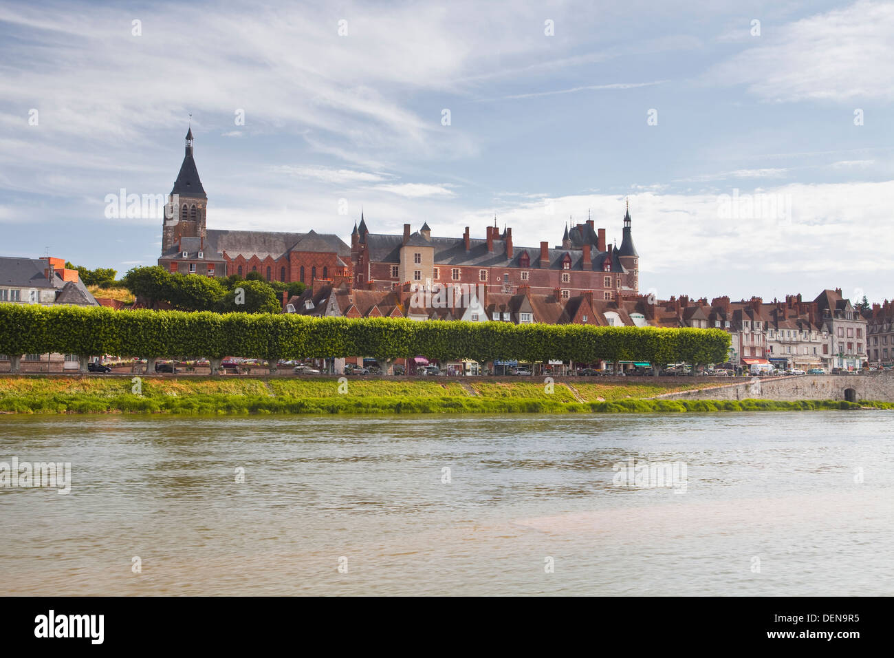 Die Stadt Gien vor dem Fluss Loire. Stockfoto