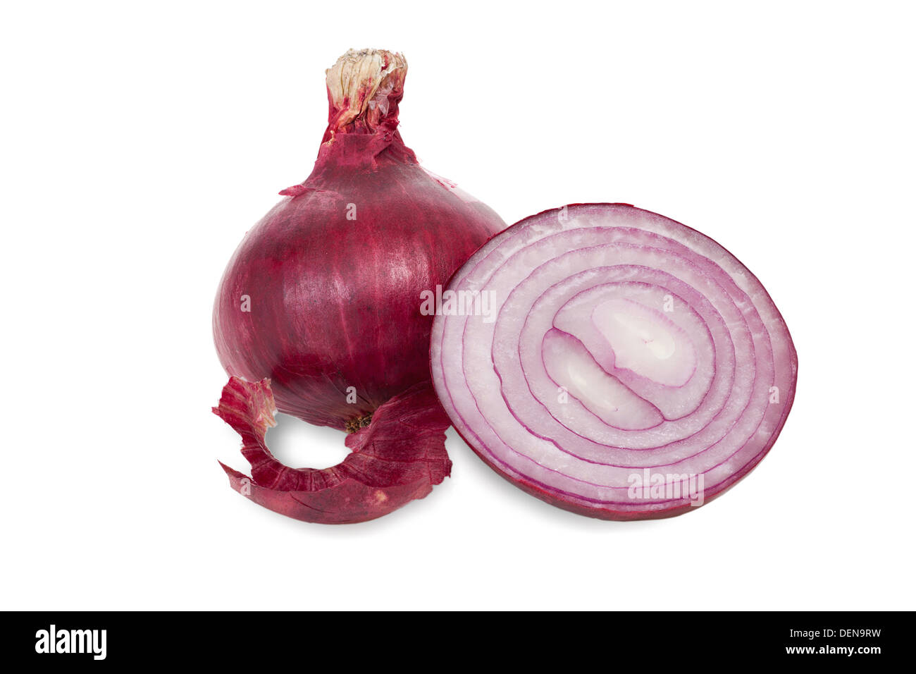 Ganzes und eine halbierte frische rote Zwiebel isoliert auf weißem Hintergrund Stockfoto