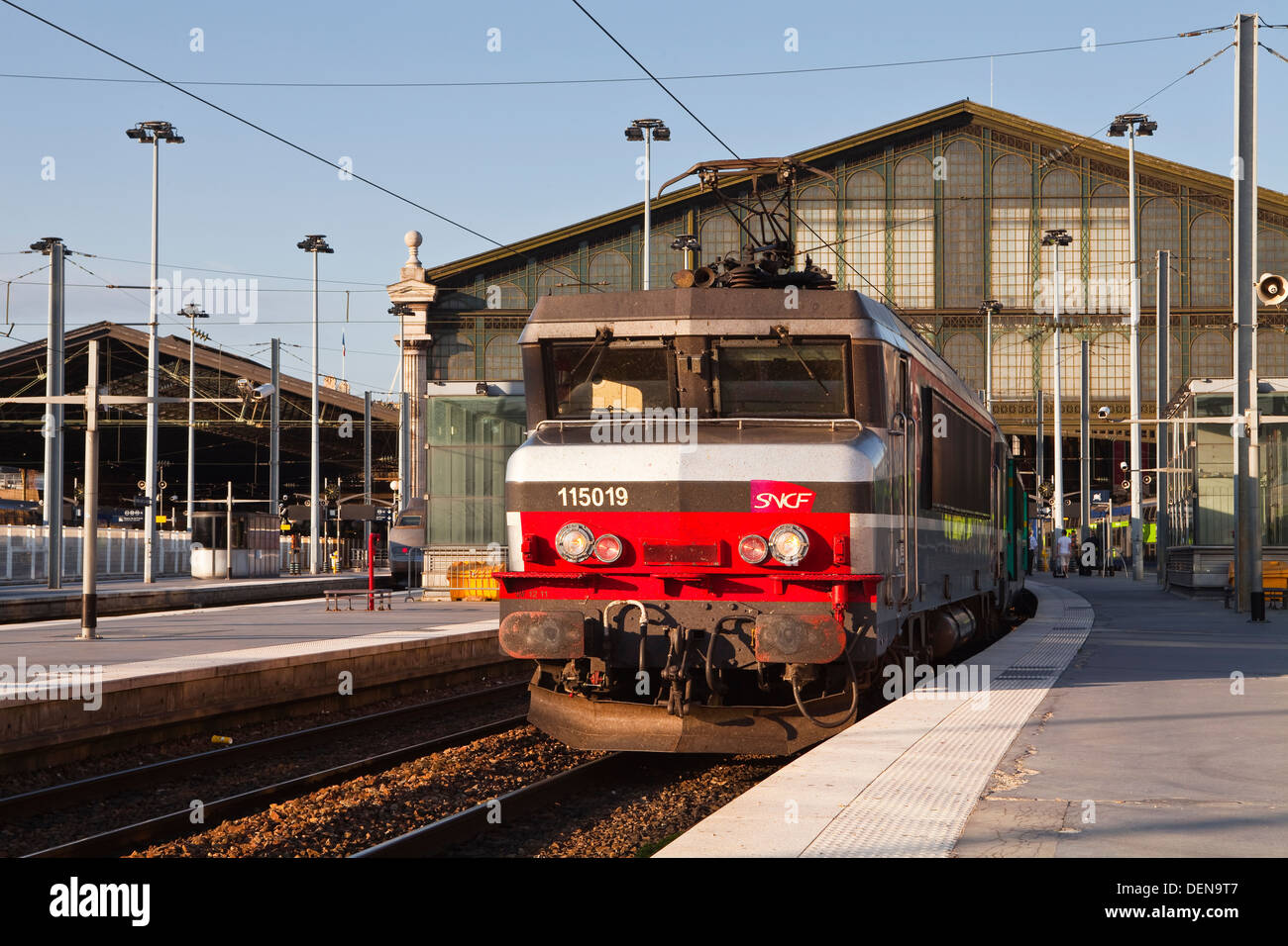 Ein intercity-express-Zug erwartet Abreise am Bahnhof Gare du Nord in Paris. Stockfoto