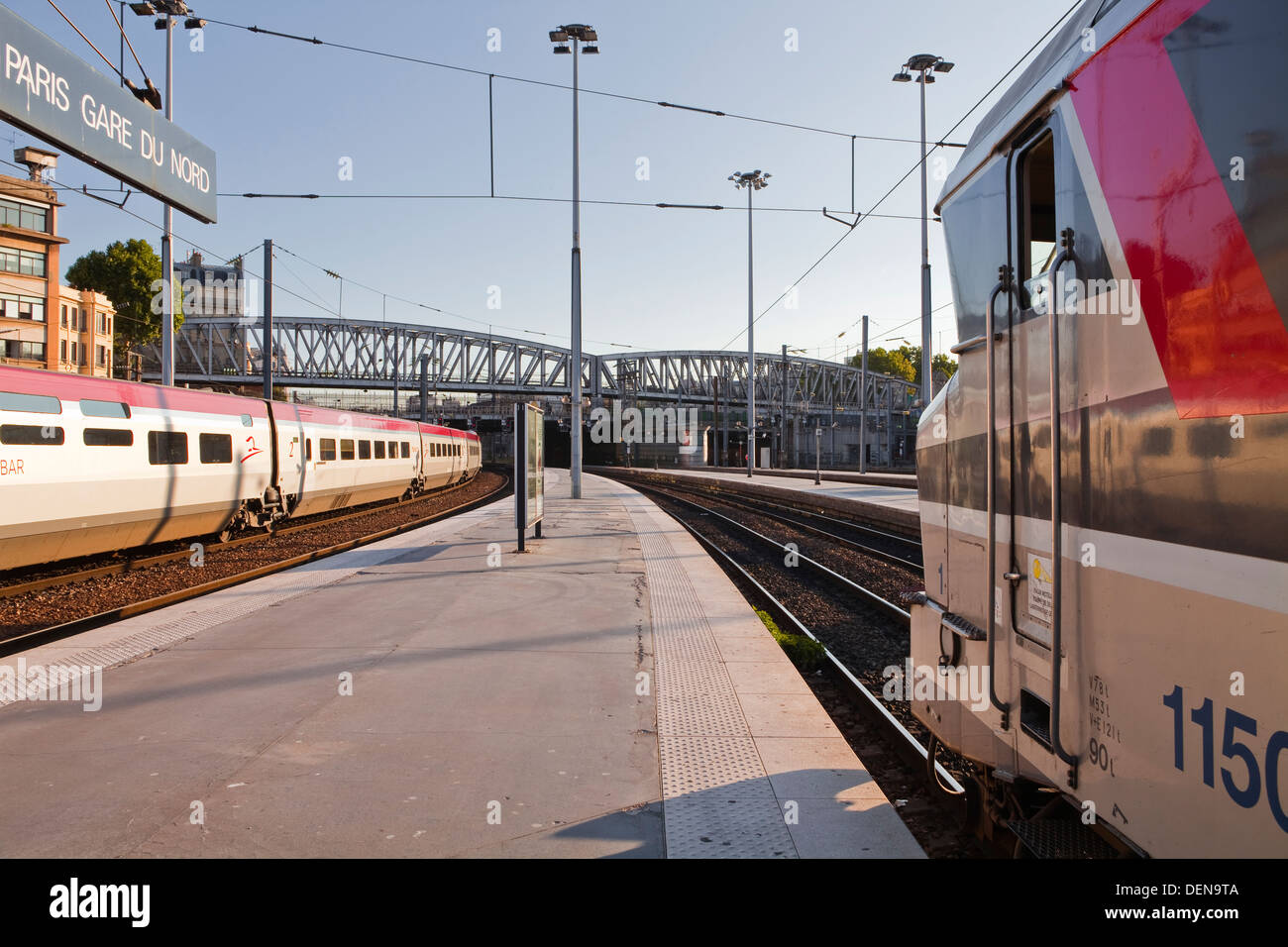 Ein intercity-express-Zug und Thalys Hochgeschwindigkeitszug erwarten Abreise am Bahnhof Gare du Nord in Paris. Stockfoto