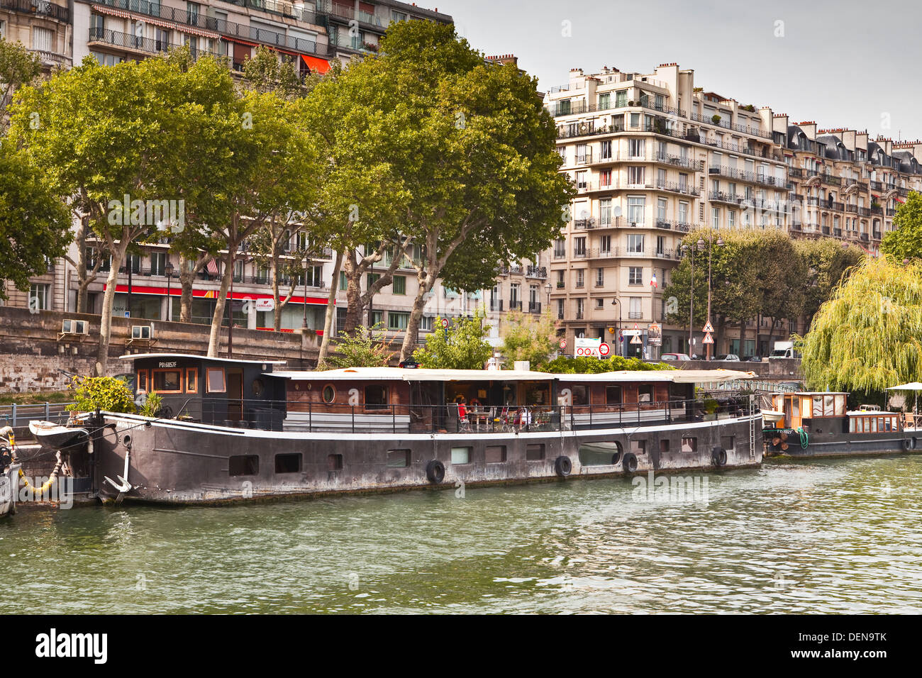 Boote auf dem Kai am rechten Ufer der Seine in Paris. Stockfoto