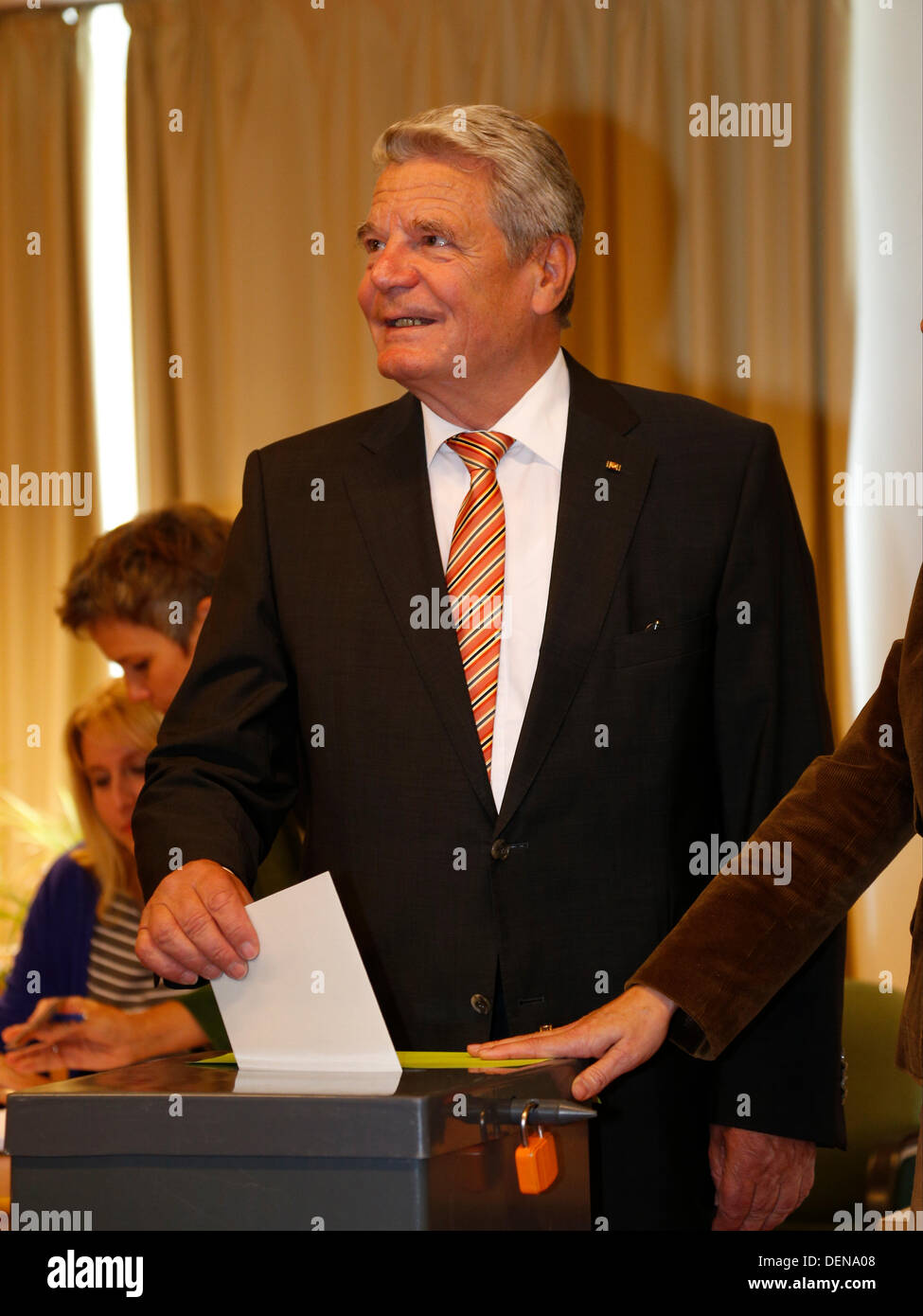 Berlin, Deutschland. 22. September 2013. Präsident Joachin Gauck Deutsch und Daniela Schadt, deutsche First Lady wirft ihre Stimmzettel für die 18. Bundestagswahl an Erich Kästner-Grundschule in Berlin. Stockfoto