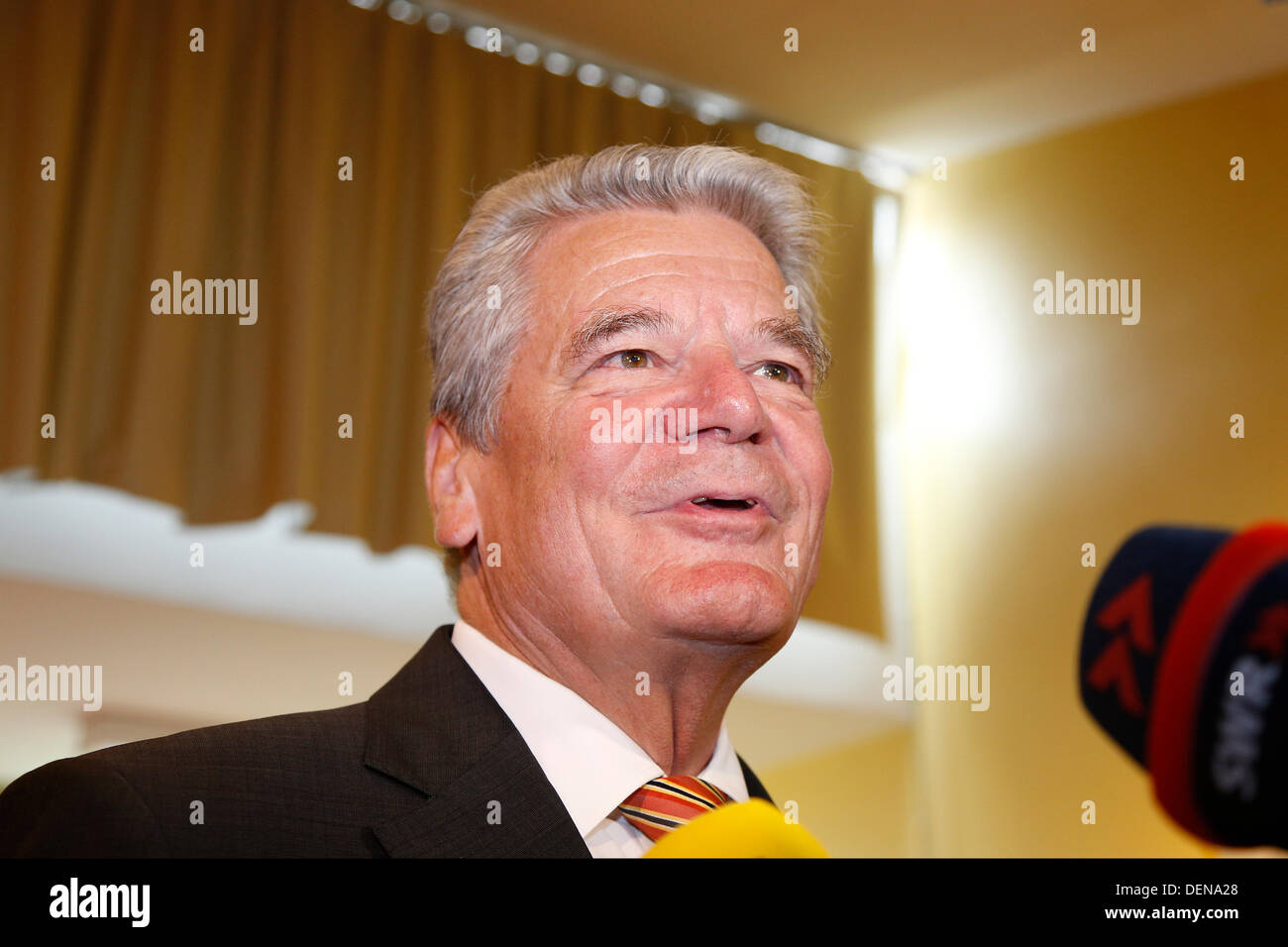 Berlin, Deutschland. 22. September 2013. Präsident Joachin Gauck Deutsch und Daniela Schadt, deutsche First Lady wirft ihre Stimmzettel für die 18. Bundestagswahl an Erich Kästner-Grundschule in Berlin. Stockfoto