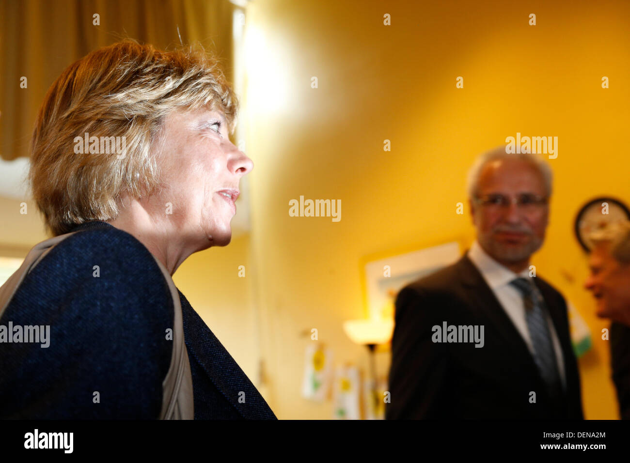 Berlin, Deutschland. 22. September 2013. Präsident Joachin Gauck Deutsch und Daniela Schadt, deutsche First Lady wirft ihre Stimmzettel für die 18. Bundestagswahl an Erich Kästner-Grundschule in Berlin. Stockfoto