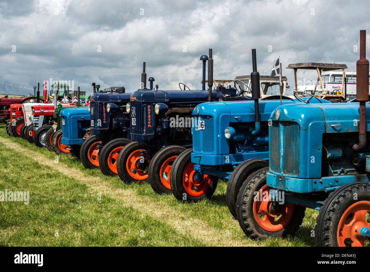 Eine Reihe von Fordson Traktoren Stockfoto