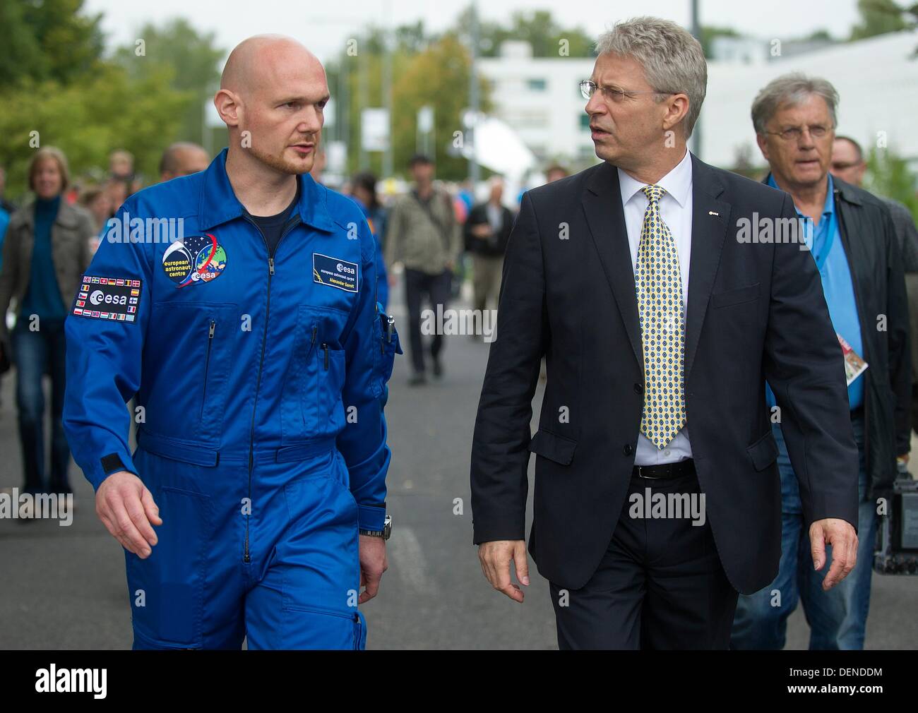 Deutscher Astronaut Alexander Gerst (L) geht mit Direktor für bemannte Raumfahrt und Betrieb Thomas Reiter beim Deutschen Zentrum für Luft-und Raumfahrt in Köln, 22. September 2013. Alexander Gerst es voraussichtlich sechs Monate auf der ISS ab Mai 2014 als die nex deutschen ESA-Astronauten zu verbringen. Foto: JONAS GUETTLER Stockfoto