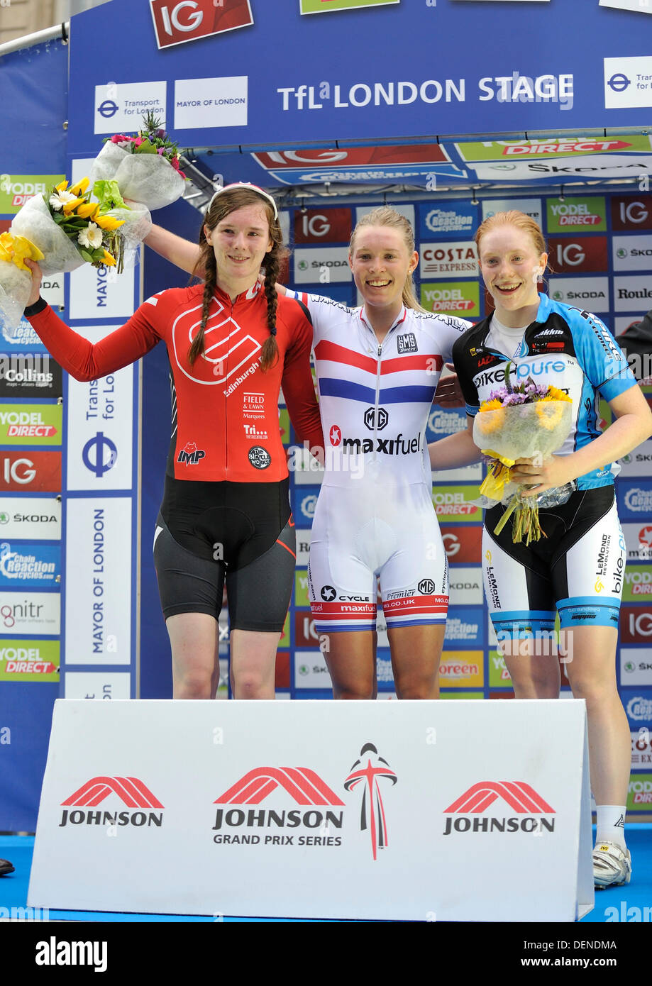 London, UK. 22. September 2013. Die Johnson Health Tech Westminster Grand-Prix-Podium. Louise Borthwick Edinburgh RCH [R], Hannah Barnes [MG-Maxifuel Pro Cycling] [C], Emily Nelson [Bike pur - LeMond - Aspire Velotech] [R]. Der Johnson Health Tech Westminster Grand Prix Teil der Tour of Britain. Bildnachweis: Aktion Plus Sport/Alamy Live-Nachrichten Stockfoto