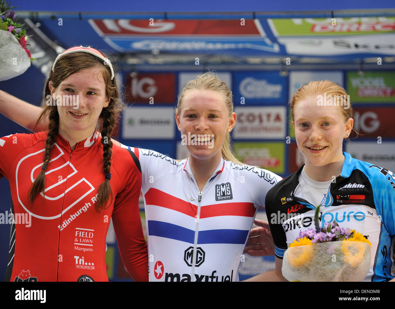 London, UK. 22. September 2013. Die Johnson Health Tech Westminster Grand-Prix-Podium. Louise Borthwick Edinburgh RCH [R], Hannah Barnes [MG-Maxifuel Pro Cycling] [C], Emily Nelson [Bike pur - LeMond - Aspire Velotech] [R]. Der Johnson Health Tech Westminster Grand Prix Teil der Tour of Britain. Bildnachweis: Aktion Plus Sport/Alamy Live-Nachrichten Stockfoto