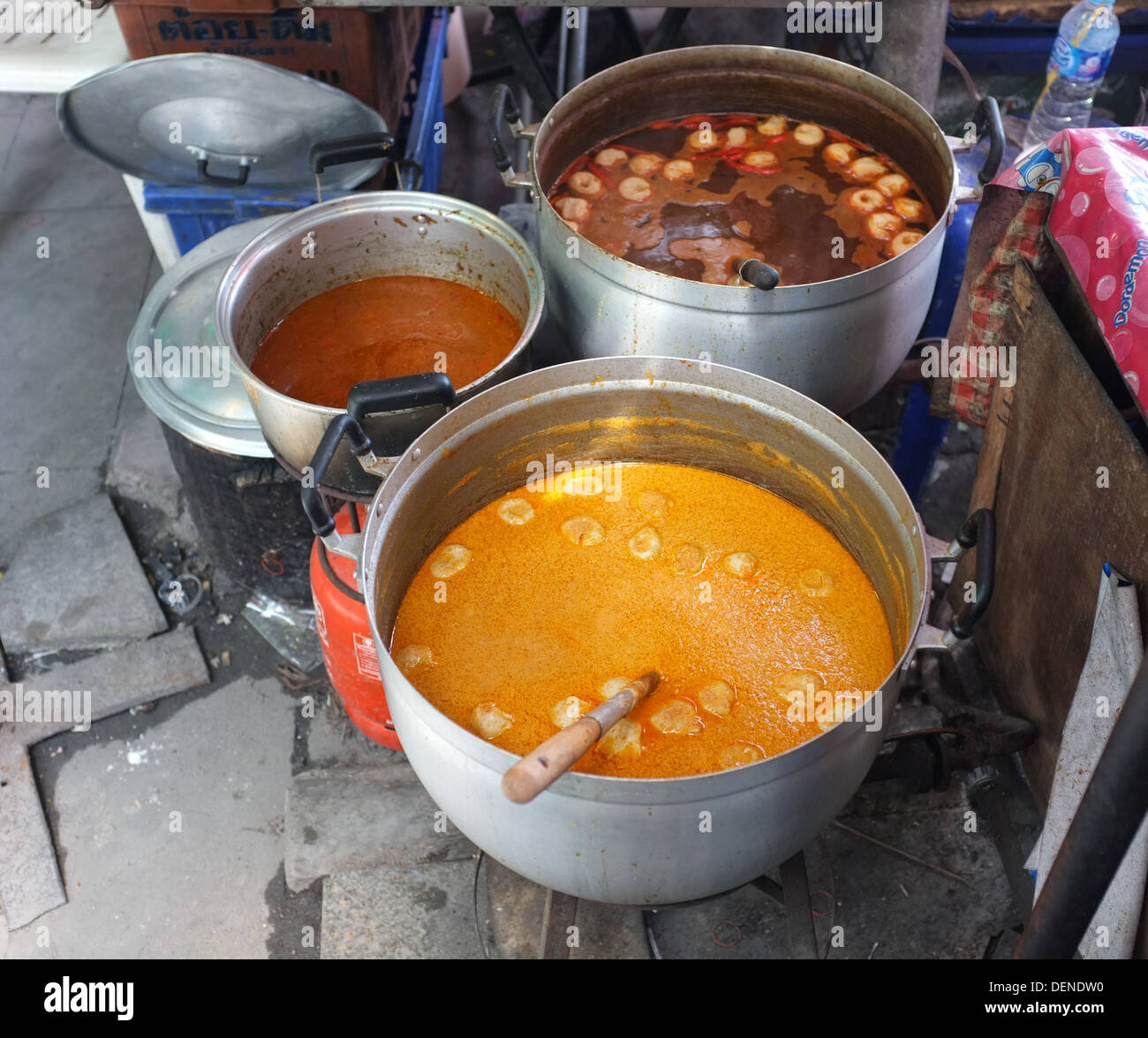 Thai-Currys Kochen am Straßenmarkt, Bangkok, Thailand Stockfoto