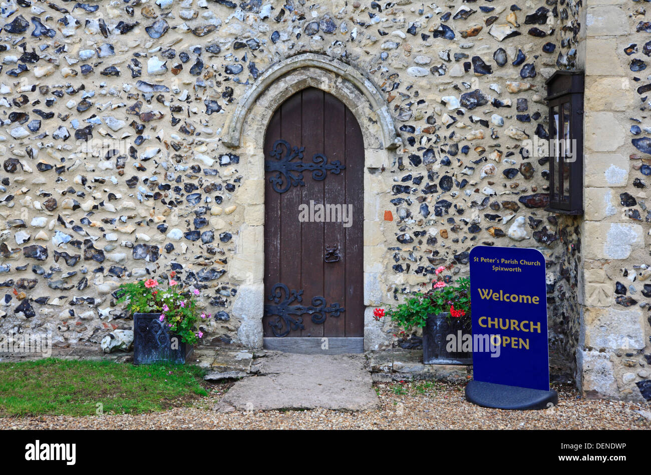 Eine Kirche Schild "geöffnet" während Erbe Tage geöffnet an der Kirche St. Peter am Spixworth, Norfolk, England, Vereinigtes Königreich. Stockfoto