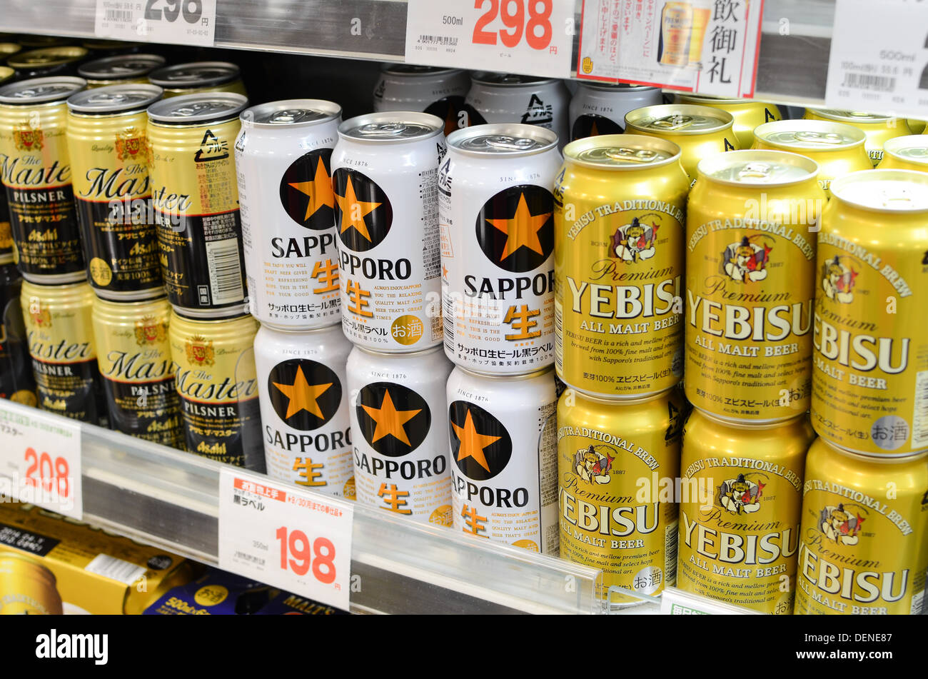 Japanisches Bier zum Verkauf in einem Supermarkt in Japan. Stockfoto