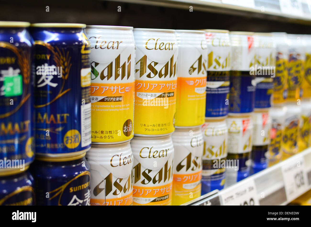 Japanische Bier-ähnliche Getränke zum Verkauf in einem Supermarkt in Japan. Stockfoto