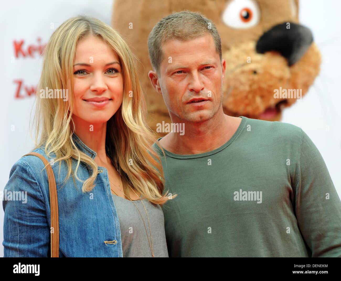 Schauspieler Til Schweiger Kommt Bei Der Premiere Des Films Keinohrhase Und Zweiohrkueken Mit Seiner Freundin Svenja Holtmann Im Cinestar Kino Am Potsdamer Platz In Berlin Deutschland 22 September 2013 Foto Britta Pedersen Stockfotografie