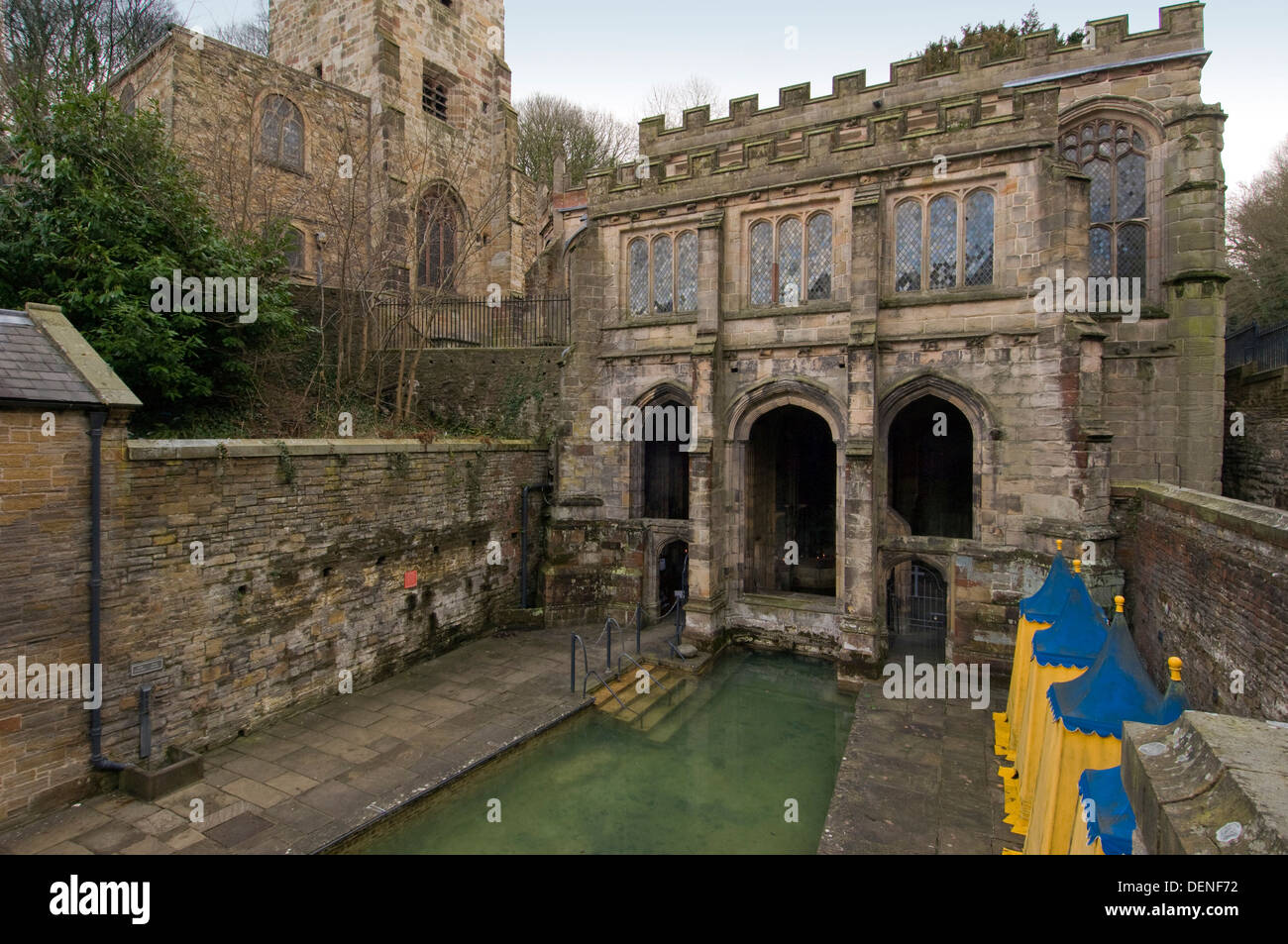 St.Winefride es nun, eine heilige Stätte, wo eine Quelle Wasser aus den Hang zum Baden von einem frommen orientalischen man.a Wales UK bringt Stockfoto