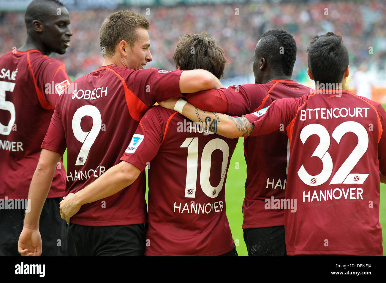 Hannover, Deutschland. 21. September 2013. Hannovers Szabolcs Huszti (C) feiert sein 2: 1 Tor mit Teamkollegen Salif Sane (L), Artur Sobiech, Marcelo (2-R) und Leonardo Bittencourt (R) während der Fußball-Bundesliga zwischen Hannover 96 und FC Augsburg in der HDI-Arena in Hannover, Deutschland, 21. September 2013 übereinstimmen. Foto: PETER STEFFEN/Dpa/Alamy Live News Stockfoto