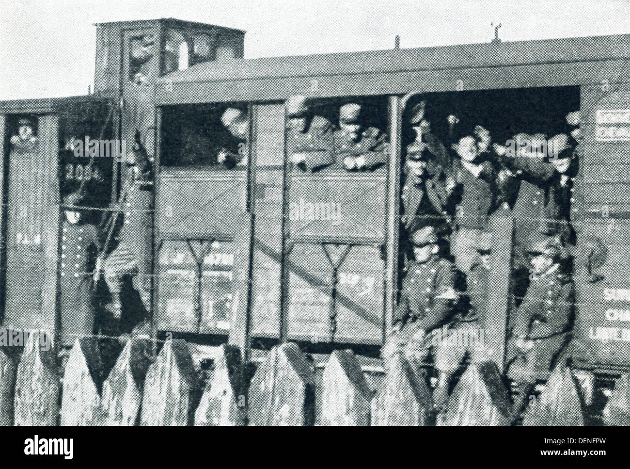 Während des ersten Weltkriegs versammelten sich die Massen rund um den Bahnhof, die Männer jubeln, die waren auf ihrem Weg zu sterben "La Belle France." Stockfoto