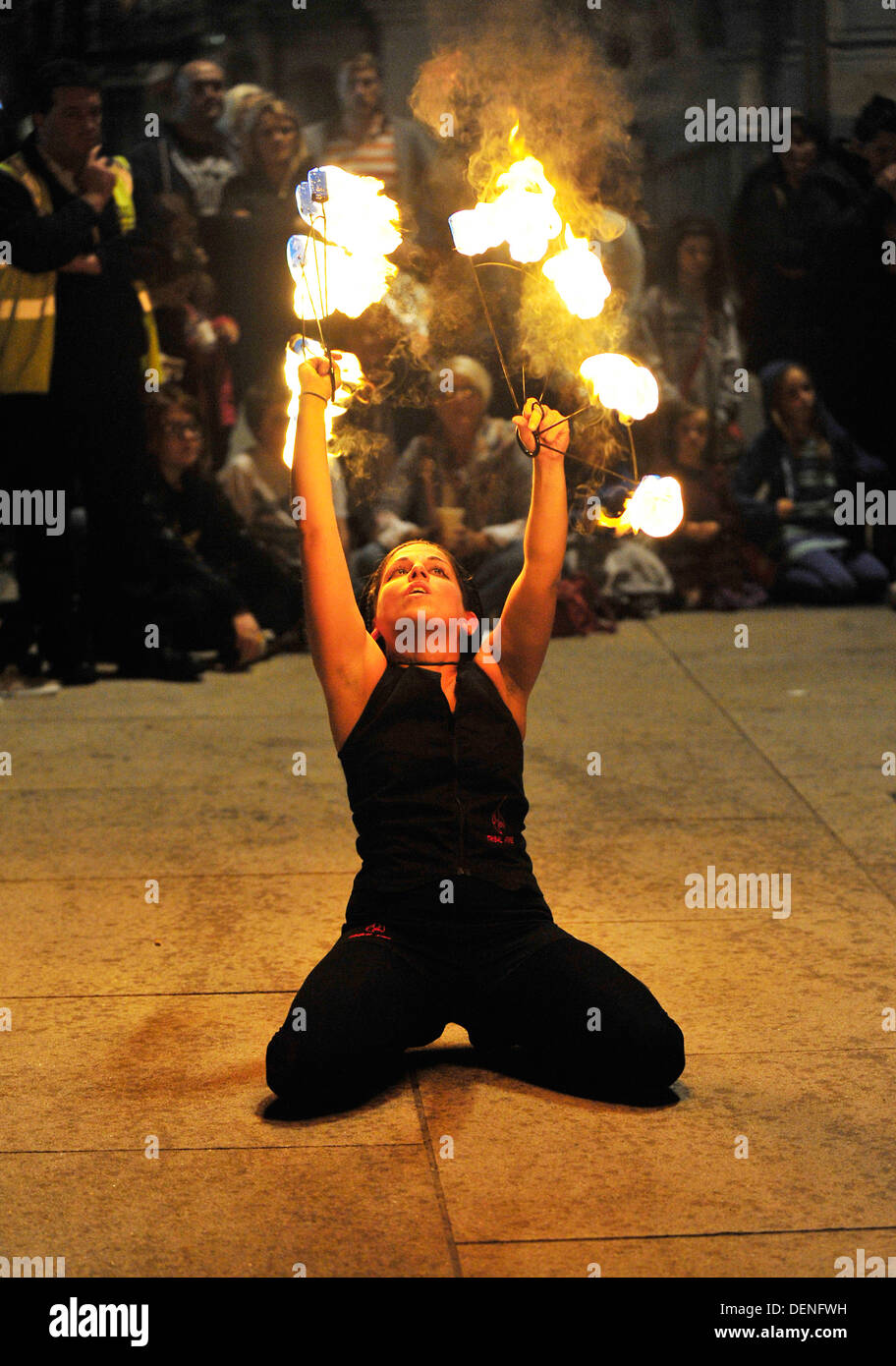 Die Tribal Fire Truppe zur Verfügung gestellt eines spektakulären Feuerwerk von Feuertanz und Feuer Essen am Abend der Kultur im Guildhall Square Derry, Stockfoto