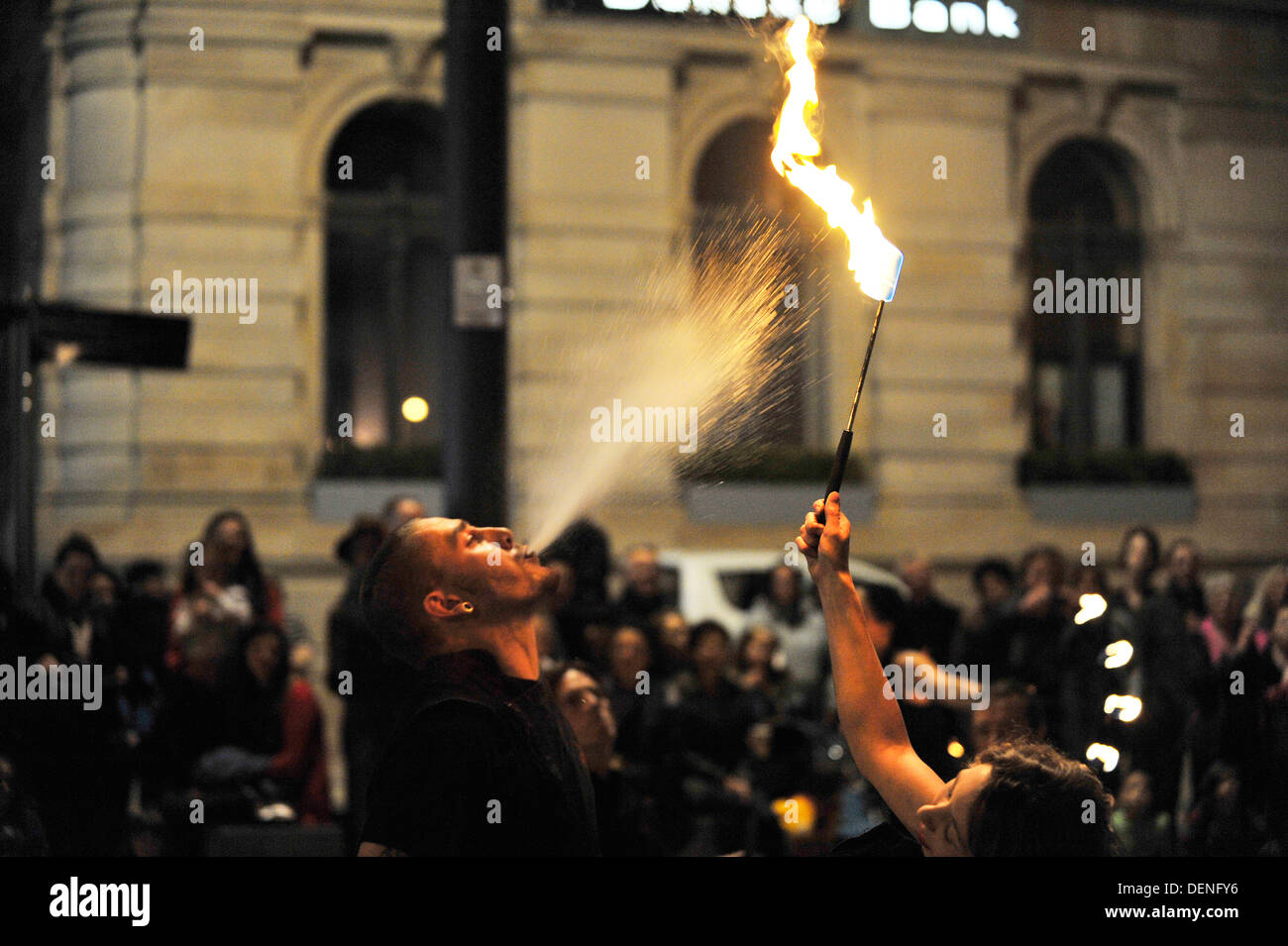 Die Tribal Fire Truppe zur Verfügung gestellt eines spektakulären Feuerwerk von Feuertanz und Feuer Essen am Abend der Kultur im Guildhall Square Derry, Stockfoto