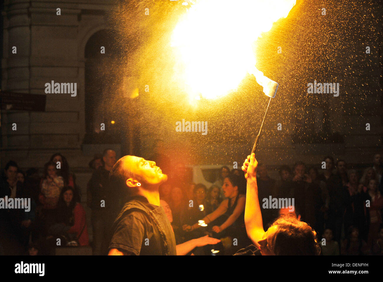 Die Tribal Fire Truppe zur Verfügung gestellt eines spektakulären Feuerwerk von Feuertanz und Feuer Essen am Abend der Kultur im Guildhall Square Derry, Stockfoto