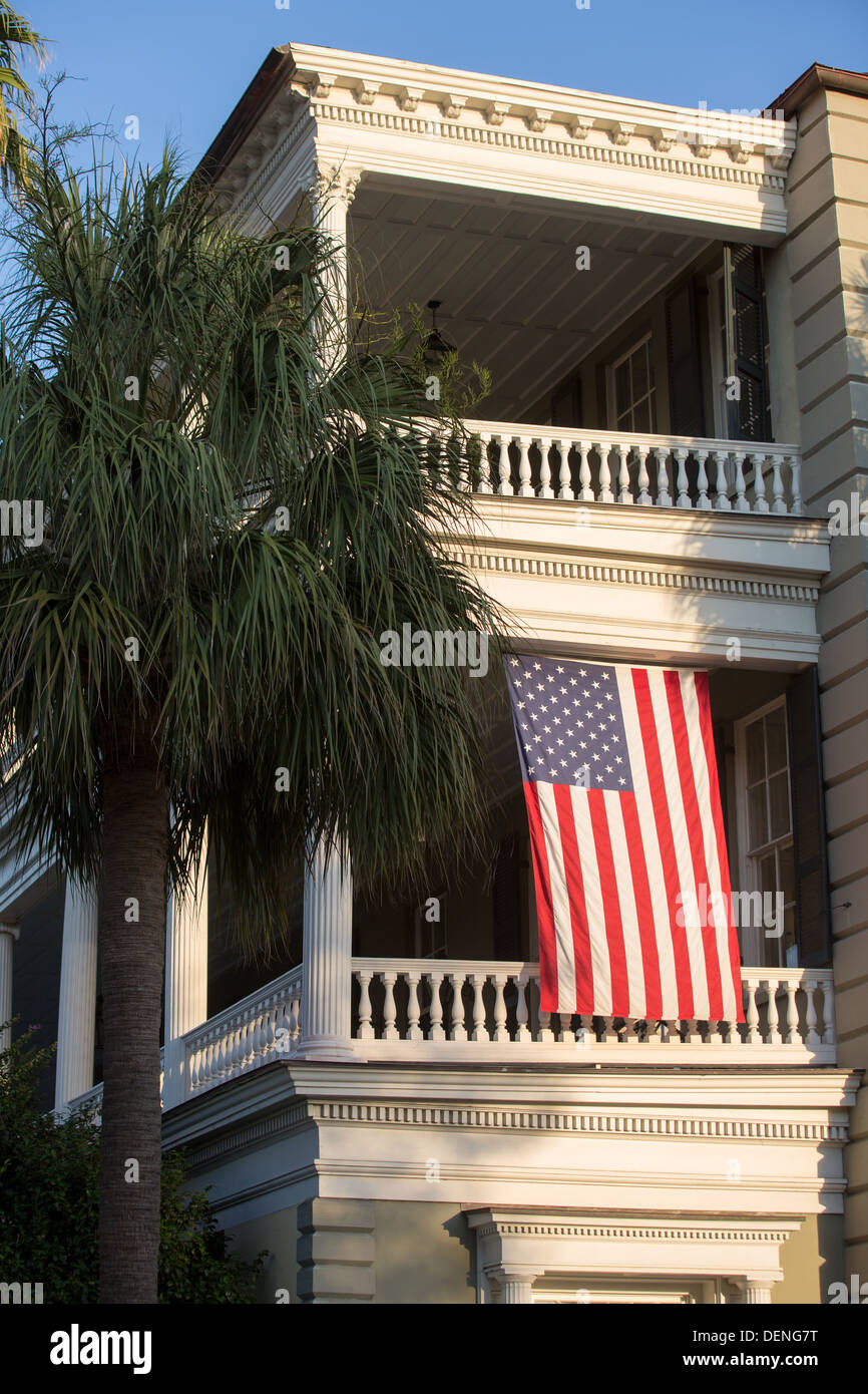 Stattliche antebellum historischen Haus mit doppelten Veranden, bekannt als Plätze entlang der hohen Batterie in Charleston, SC. Stockfoto