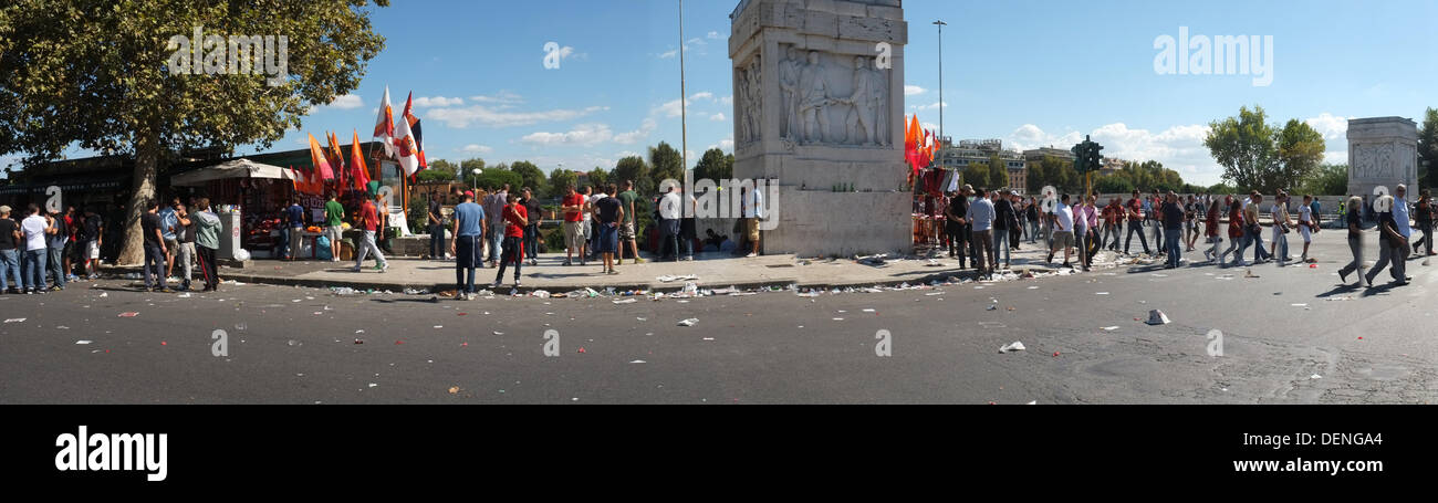 Rom Italien. 22. September 2013. Fans beginnen zu sammeln für das Lokalderby Spiel im Olympiastadion in Rom zwischen AS Roma und Lazio Fußballvereine ist traditionell einer der erbittertsten sportlichen Rivalitäten im italienischen Fußball Credit: Amer Ghazzal/Alamy Live-Nachrichten Stockfoto