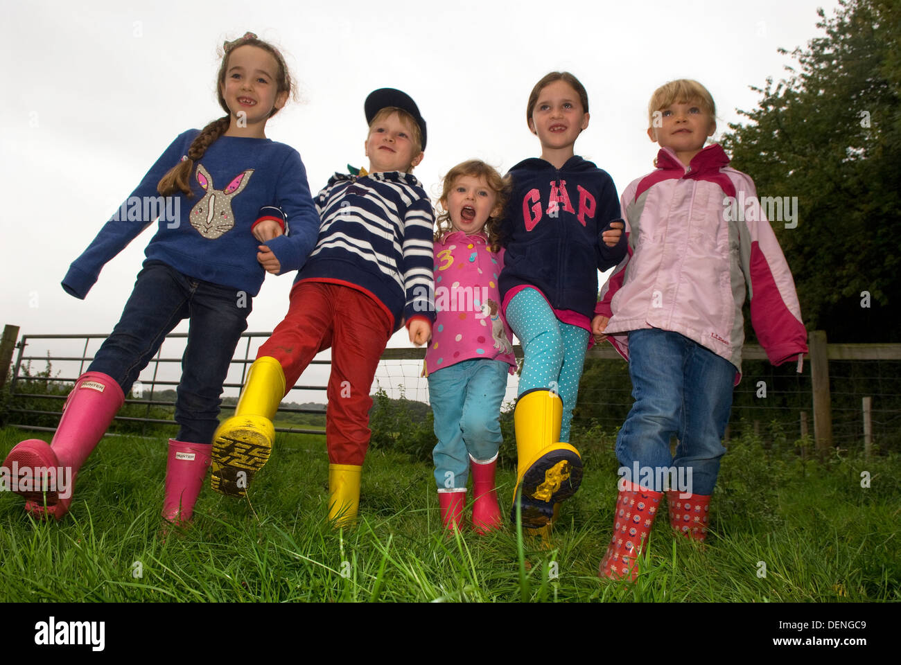 Gruppe von Jugendlichen kleine Skikönige um während einer Landschaft Farm Tour und entfernt, in der Nähe von Haslemere, Surrey, Großbritannien. Stockfoto