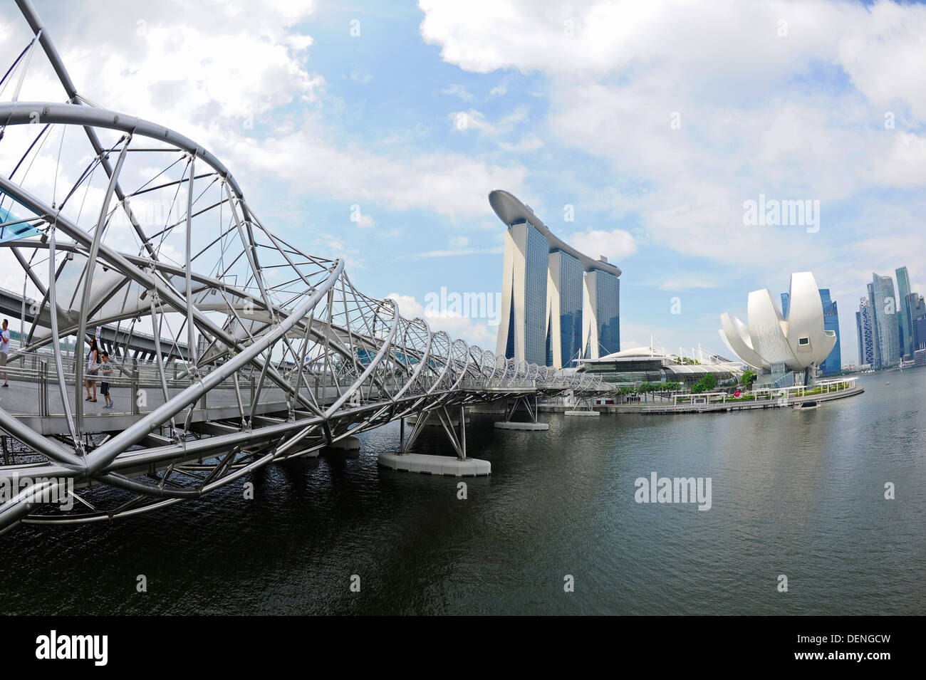 Die Helix-Brücke, Fußgängerbrücke im Bereich Marina Bay in Singapur Stockfoto