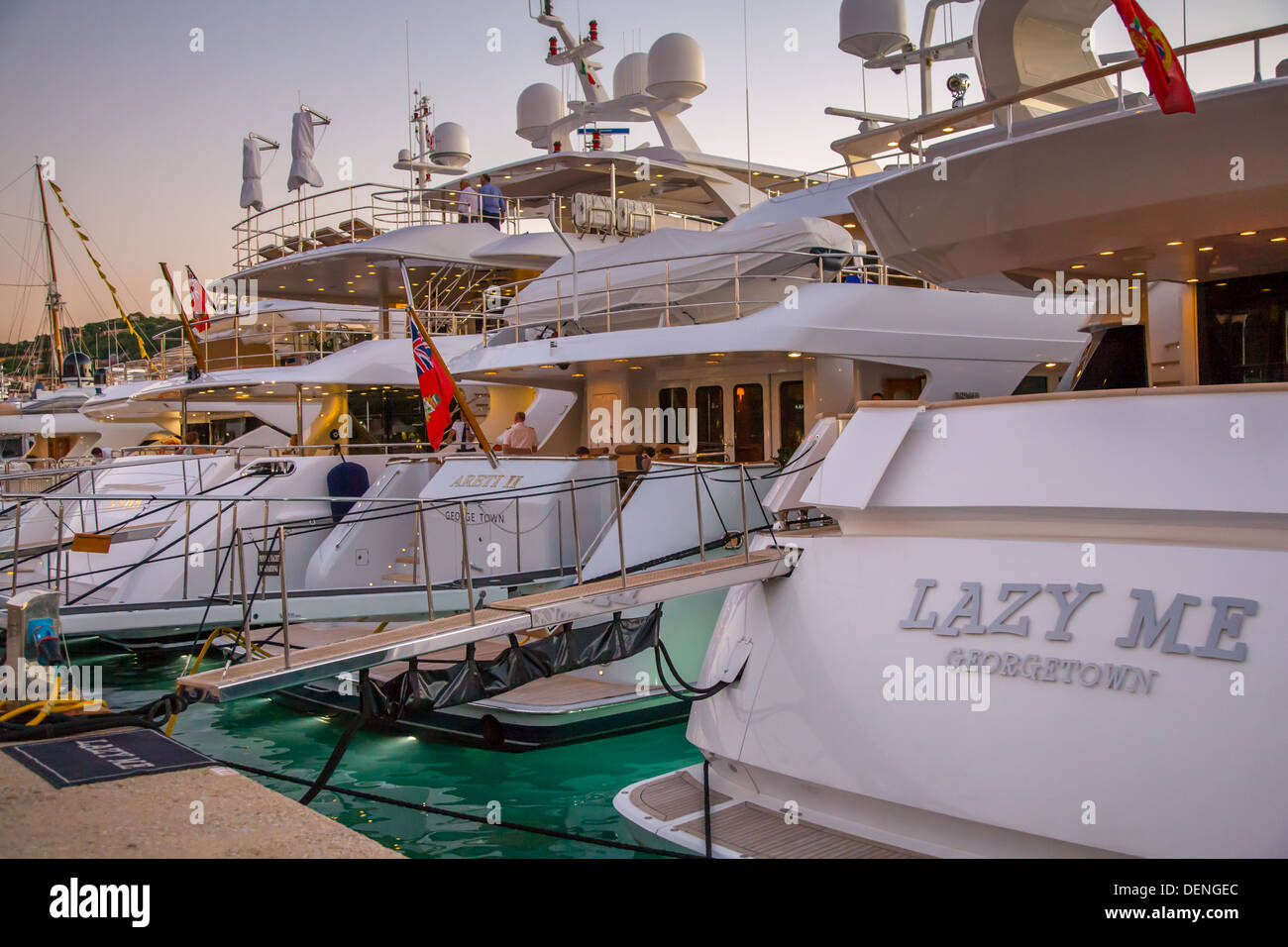 Motoryachten im Hafen von Porto Cervo, Sardinien, Italien Stockfoto