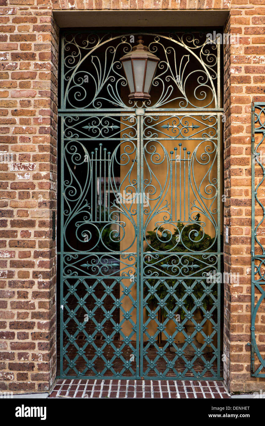 Dekorative Eisentor auf Old Dock Street Theatre in Charleston, SC. Stockfoto