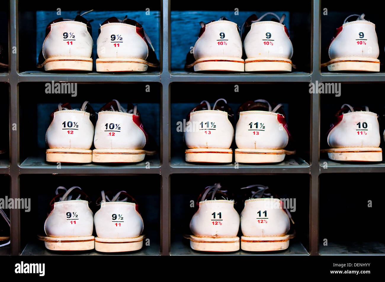 Rack mit Schuhen für Bowling in verschiedenen Größen Stockfoto