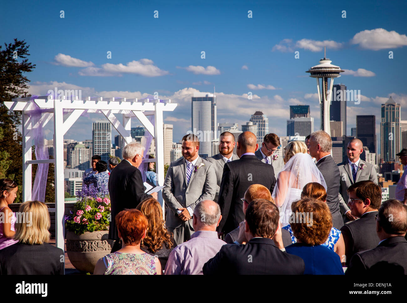 Hochzeit im Freien bei Kerry Park mit Blick auf die Skyline von Seattle, Washington, USA Stockfoto