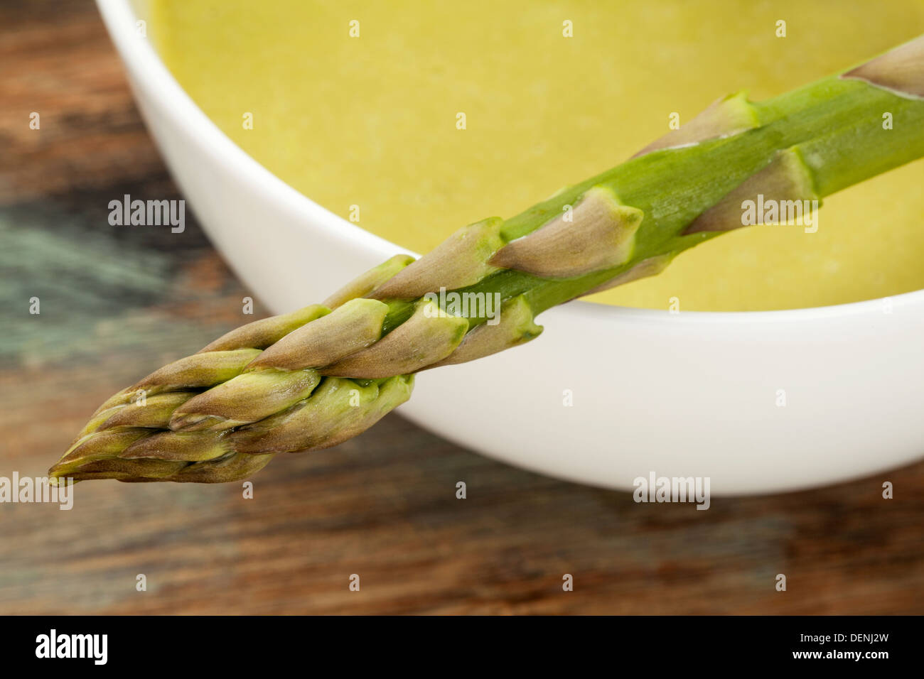 eine Schüssel mit Spargel Creme Suppe mit grünem Spargel Speer Stockfoto