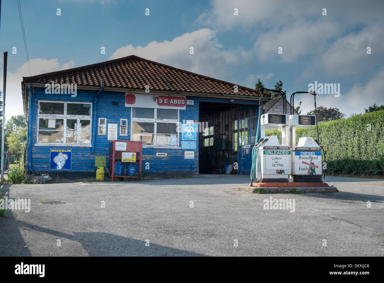 Ländliche Tankstelle, Schild mit der Aufschrift "kein Benzin" Stockfoto
