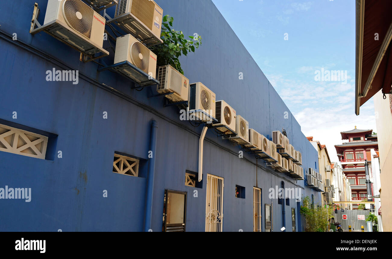 Reihe von Luft-bedingten Einheiten montiert auf einem blauen Außenwand. Stockfoto