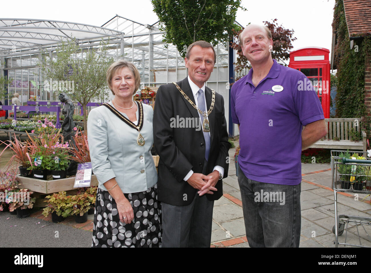 Knockholt, UK, 22. September 2013, der Bürgermeister und Bürgermeisterin Bromley In Bloom Wettbewerb teilgenommen und stellte mit dem Eigentümer der Temperierzeiten Garten Centr Credit: Keith Larby/Alamy Live News Stockfoto