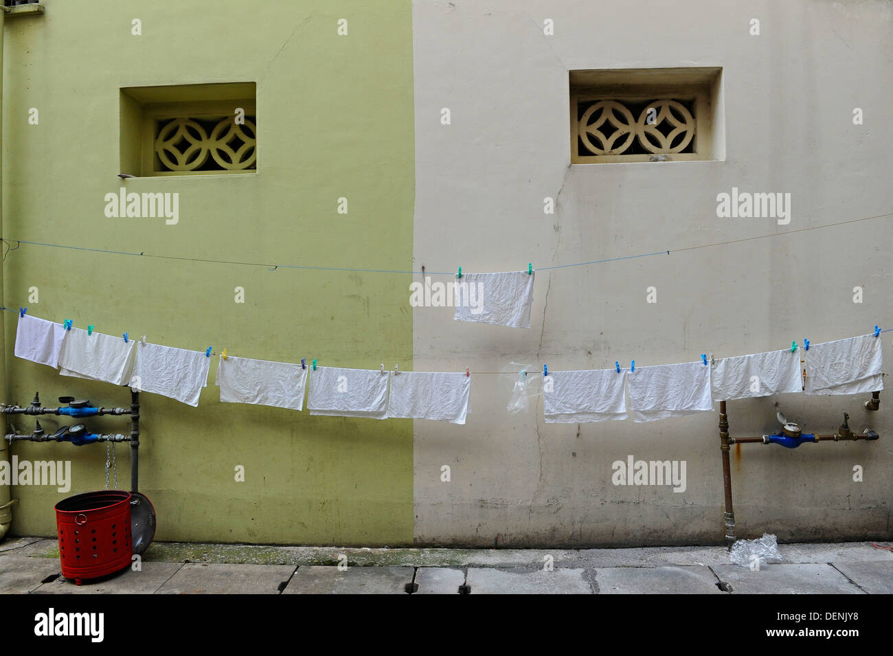 Weiße Tee Handtücher hängen an einem Seil, Wäscheleine. Stockfoto