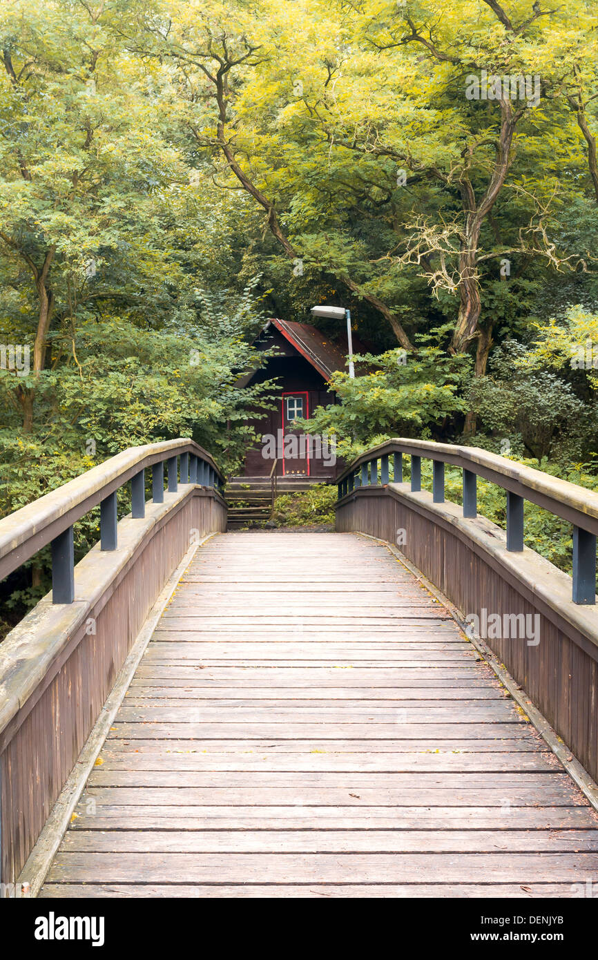 hölzerne Brücke in der Blockhütte Stockfoto