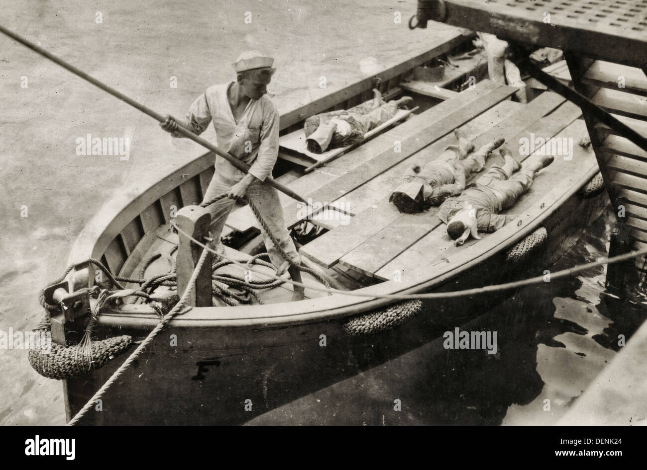 Bringen Körper der Toten Jackies zurück zur USS Vermont - Segler mit Leichen an U.S.S Vermont Boot festmachen. 1914 Stockfoto