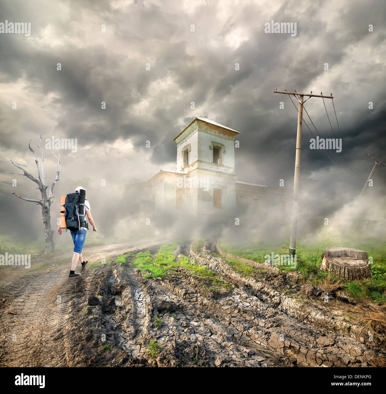 Touristen auf einer Landstraße in der Nähe eines alten Gebäudes Stockfoto